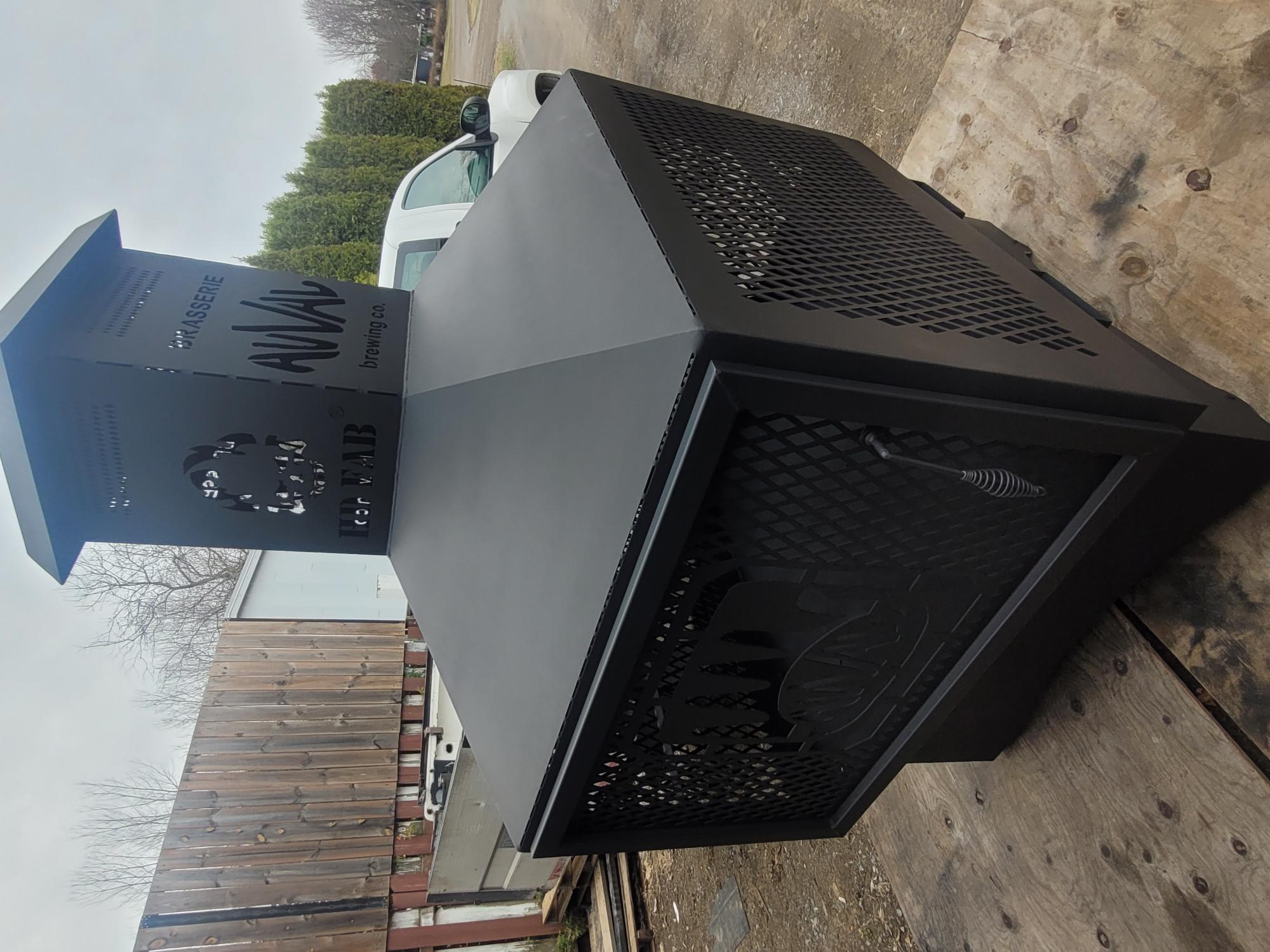 Gros Foyer Ext&eacute;rieur 50"x50"x8'
Mod&egrave;le commercial avec option trou pour fourches dans la base. 