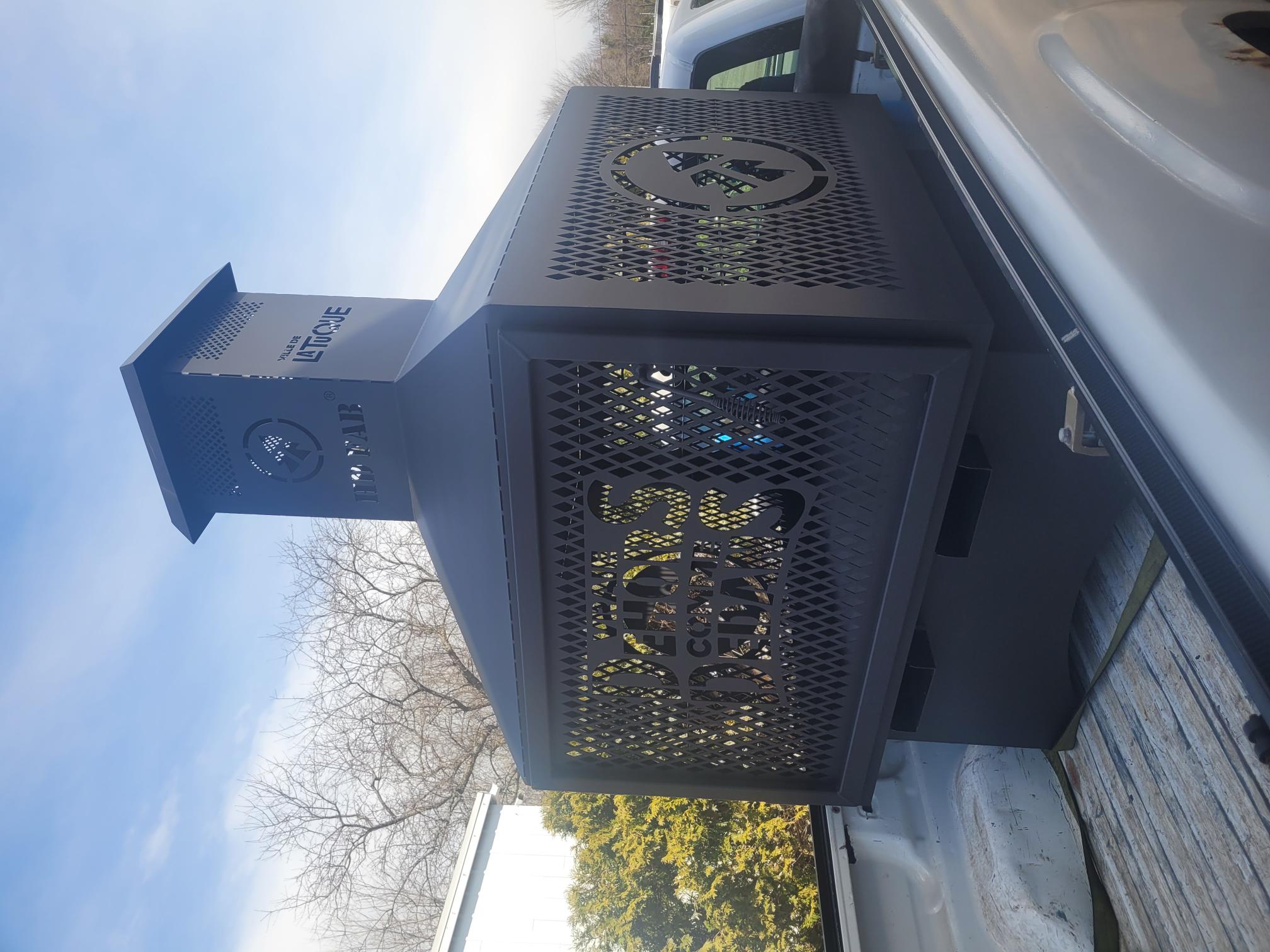 Gros Foyer Ext&eacute;rieur 50"x50"x8'
Mod&egrave;le commercial avec option trou pour fourches dans la base. 