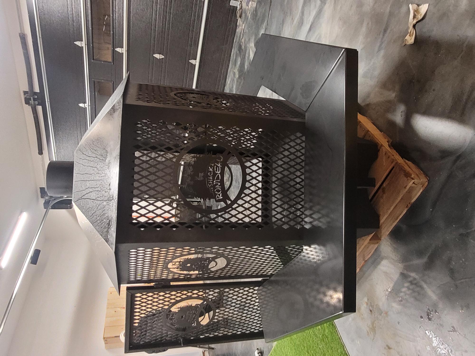 Foyer extérieur commercial 50" Hexagonal avec option comptoir tout le tour pour Club Privé Le Shack a Rondeau