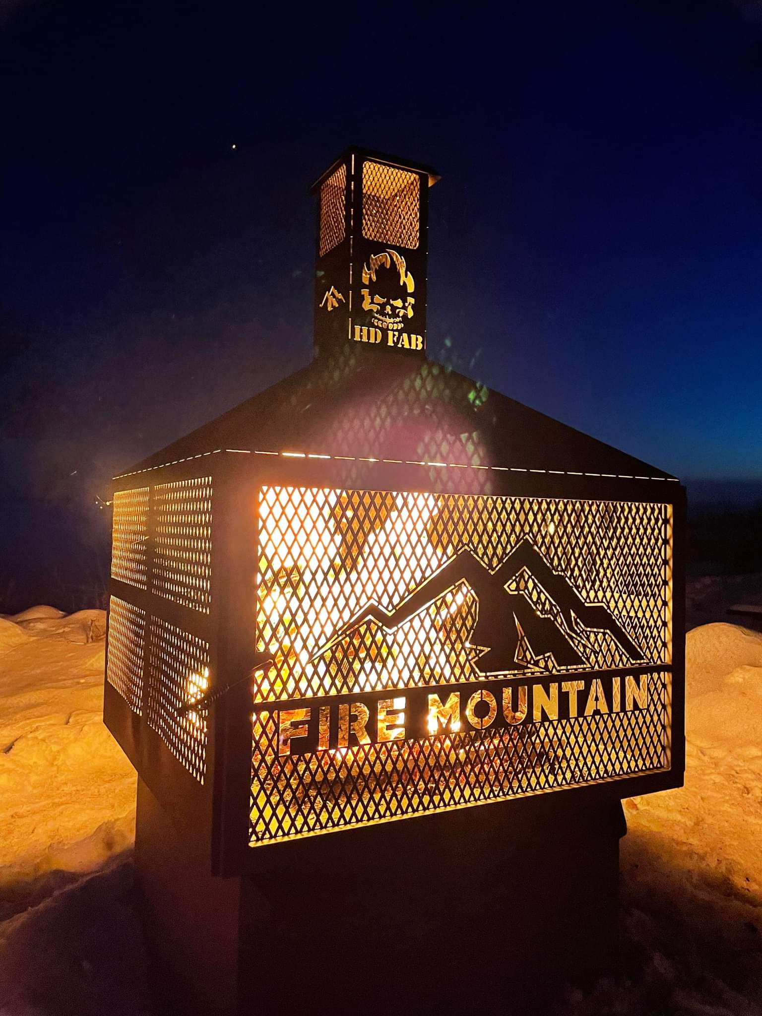 Foyer 50" x 50" x 8' avec dessin custom "Fire Mountain" et Base de 2' de haut. Pour Emplacement Privé (Yamachiche)