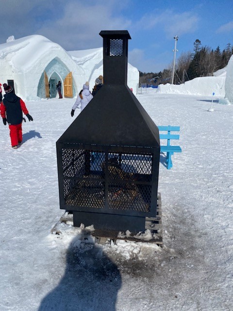 Foyer extérieur 36" pour Village Vacance Val Cartier devant l’hôtel de glace
