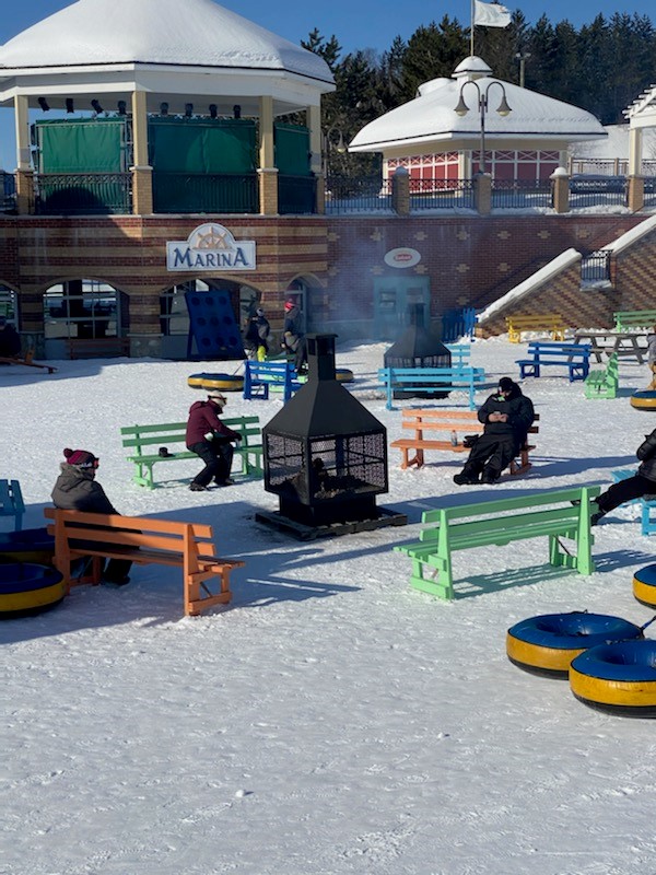 Foyer extérieur 36" pour Village Vacance Val Cartier devant l’hôtel de glace